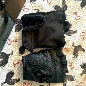 I am selling these sport gym gloves